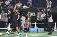 　試合前、泉口（右端）に打撃指導する阿部監督（撮影・開出牧）