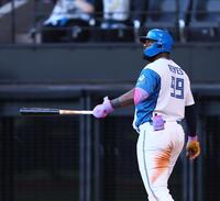 　６回、２ランを放ち、打球の行方を見つめるレイエス（撮影・中島達哉）