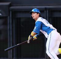 　８回、２点適時二塁打を放つ水野（撮影・中島達哉）