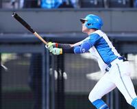 　４回、右越えに２ランを放つ水谷（撮影・中島達哉）