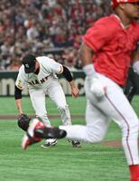 　２回、モンテロの打球が左足に当たり倒れ込むグリフィン