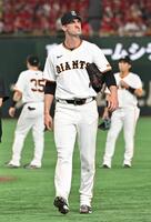 　２回、モンテロの打球が左足に当たり、治療のためベンチに戻るグリフィン