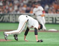　２回、モンテロの内野安打の打球が直撃したグリフィン（撮影・開出牧）