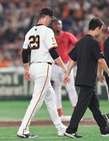 　２回、モンテロ（後方）の内野安打の打球が直撃し治療のためベンチへ引き揚げるグリフィン（撮影・開出牧）