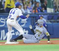 　４回、先制打を放ち、三塁へ滑り込む熊谷（撮影・西岡正）