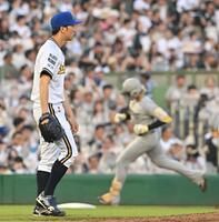 　４回、山本（右）に２打席連続の本塁打を浴びた田嶋（撮影・西田忠信）