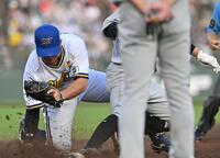 　３回、安田の中飛で飛び出した一走の寺地をタッチアウトにした頓宮（左）＝撮影・西田忠信