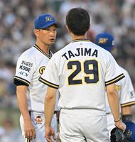 　４回、田嶋（右）の交代を告げる岸田監督（撮影・西田忠信）