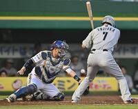 　４回、森（左）が田嶋の投球をはじき、三走・西川の生還を許す（撮影・西田忠信）