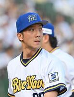 　初回に先制を許しベンチに戻る田嶋（撮影・西田忠信）