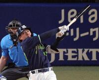 　１２回、赤羽が左越えに勝ち越しとなる２ランを放つ