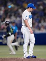 　１２回、赤羽（左）に決勝２ランを浴びた勝野