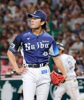 　５回、柳町（奥）に適時二塁打を許した今井