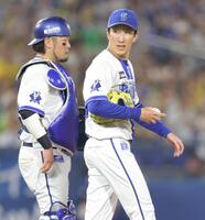 　７回のピンチで戸柱（左）と話す大貫（撮影・西岡正）