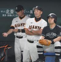 　４回、増田陸が空振り三振に倒れ渋い表情の阿部監督（中央）＝撮影・開出牧