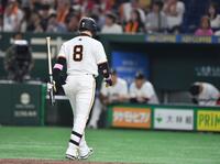 　８回、空振り三振に倒れた丸（撮影・開出牧）