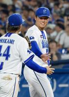 　９回にプロ初登板し三者凡退に抑えた若松。手前は三塁手・石上