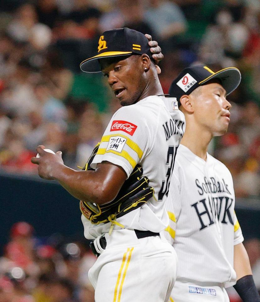 　８回、渡部聖に決勝打を許したソフトバンクのモイネロ（左）
