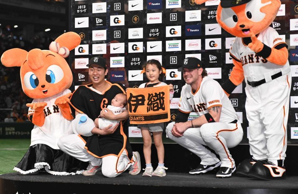 　お立ち台で記念撮影する山崎（左）とキャベッジ（撮影・開出牧）