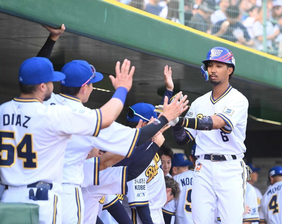 　１回、先制ソロを放ちナインとタッチを交わす宗（右）＝撮影・西田忠信