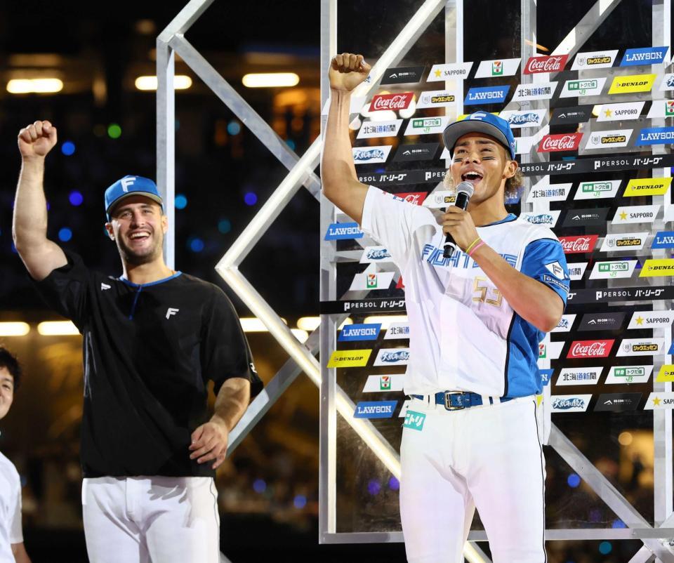 　お立ち台で「１、２、３、ジェッシー！！」と叫ぶ水谷。左はマルティネス（撮影・中島達哉）