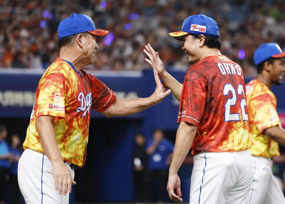 　４勝目を挙げ、井上監督（左）とタッチを交わす中日・大野