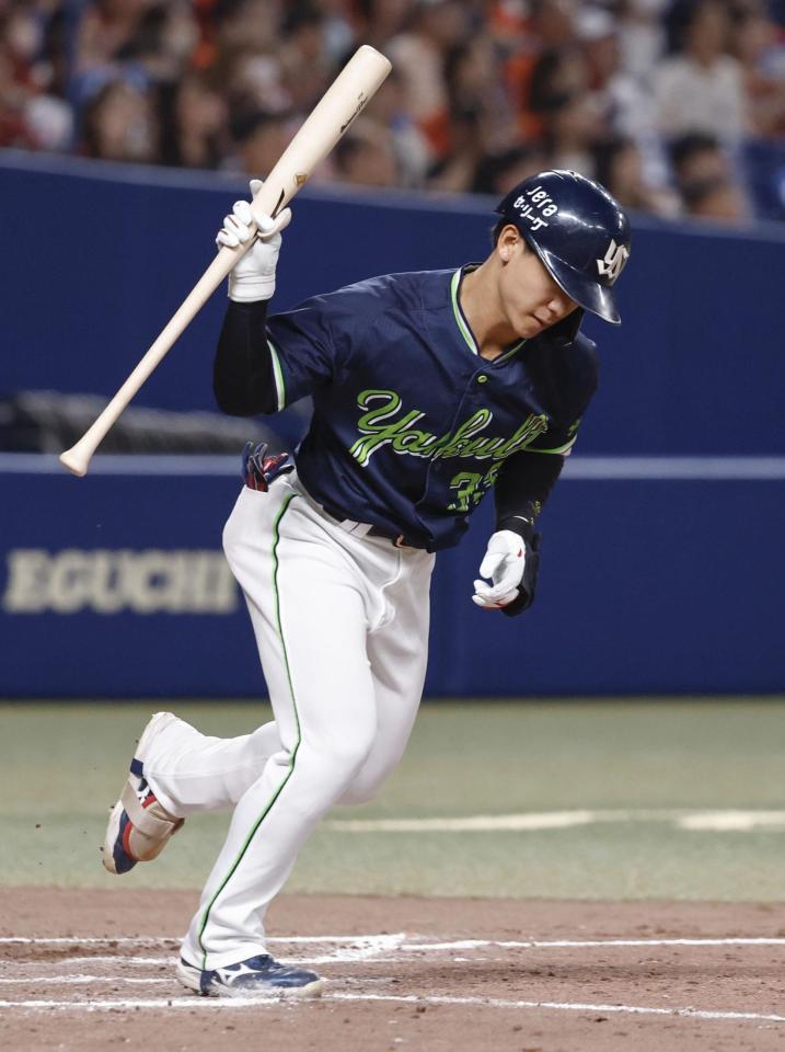 　９回ヤクルト２死三塁、内山が右飛に倒れ試合終了