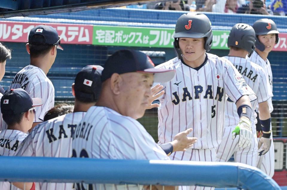 　８回、２ランを打った青学大・小田はナインに迎えられる（撮影・持木克友）