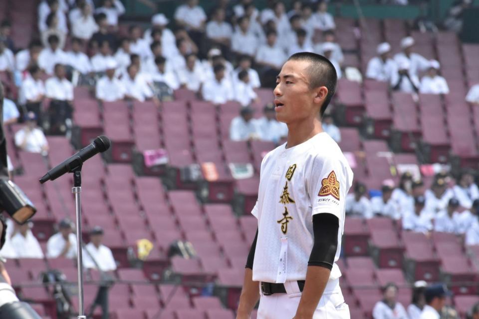 　選手宣誓を行う広島国泰寺・原田主将