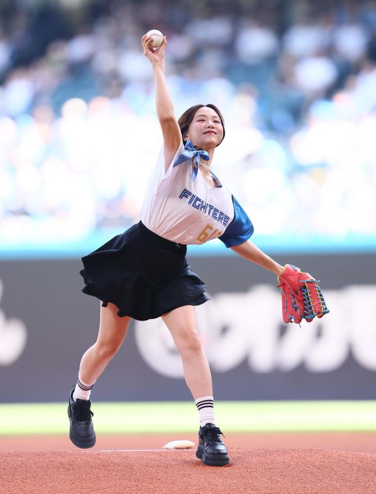 　ファーストピッチセレモニーで投球する森香澄（撮影・中島達哉）