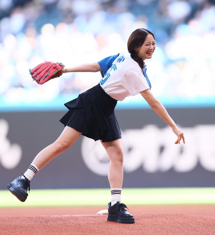 　ファーストピッチセレモニーで投球する森香澄（撮影・中島達哉）