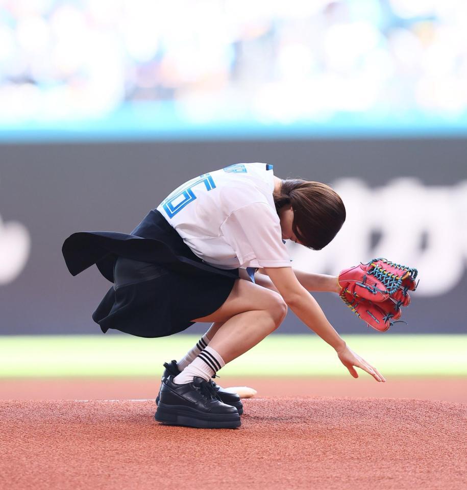 　ファーストピッチセレモニーで投球し、しゃがみ込む森香澄（撮影・中島達哉）