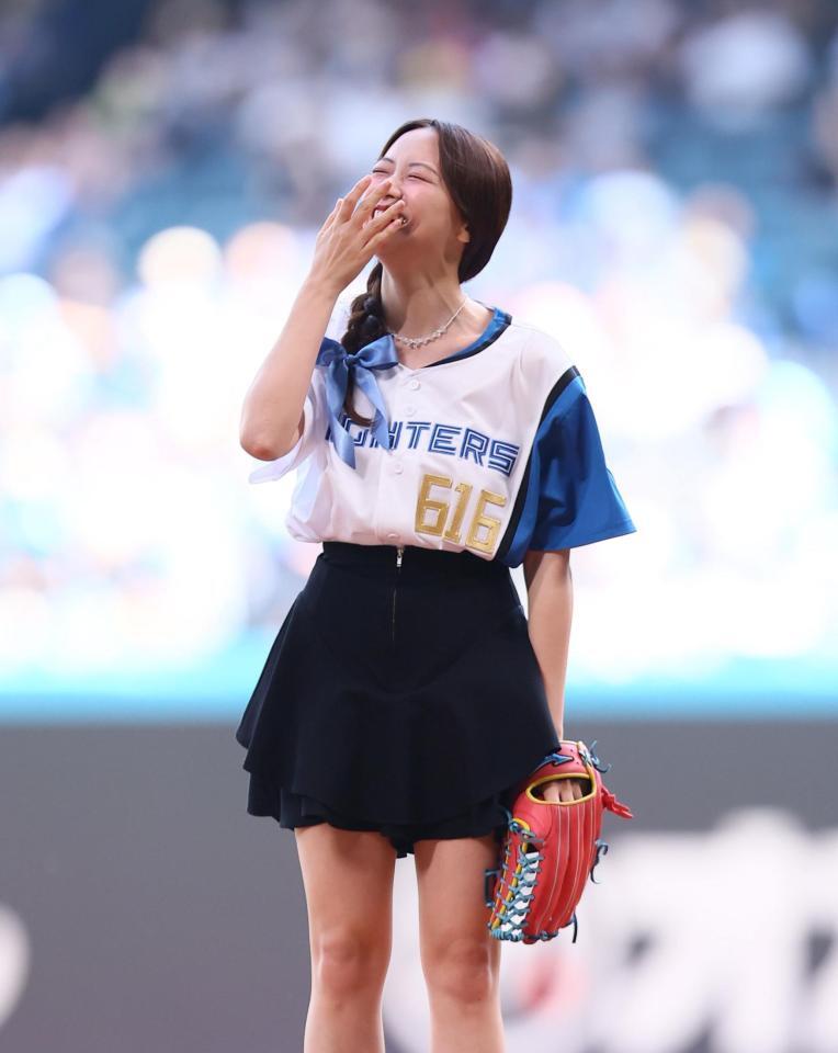 　ファーストピッチセレモニーで投球し、笑顔を見せる森香澄（撮影・中島達哉）