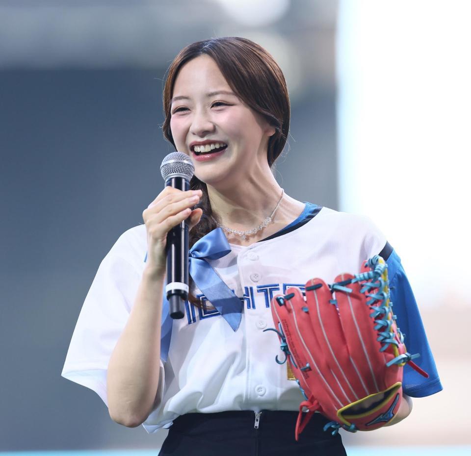 　ファーストピッチセレモニーに登場した森香澄（撮影・中島達哉）