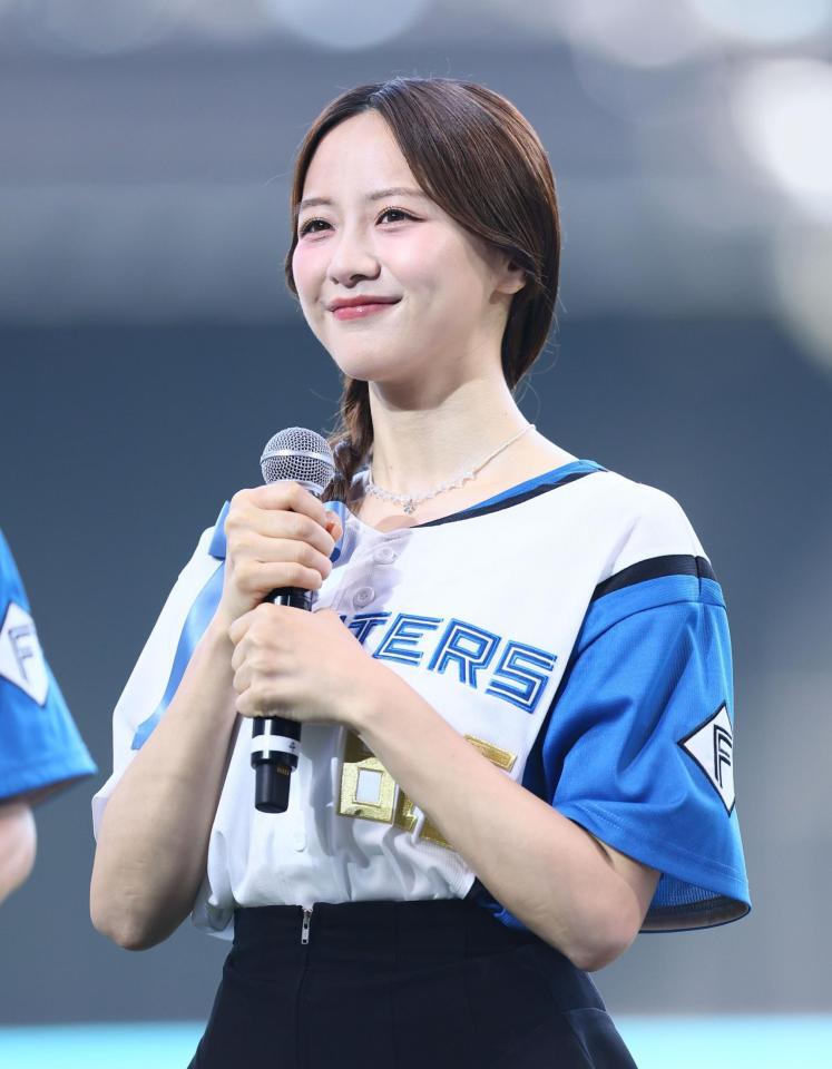 　ファーストピッチセレモニーに登場した森香澄（撮影・中島達哉）