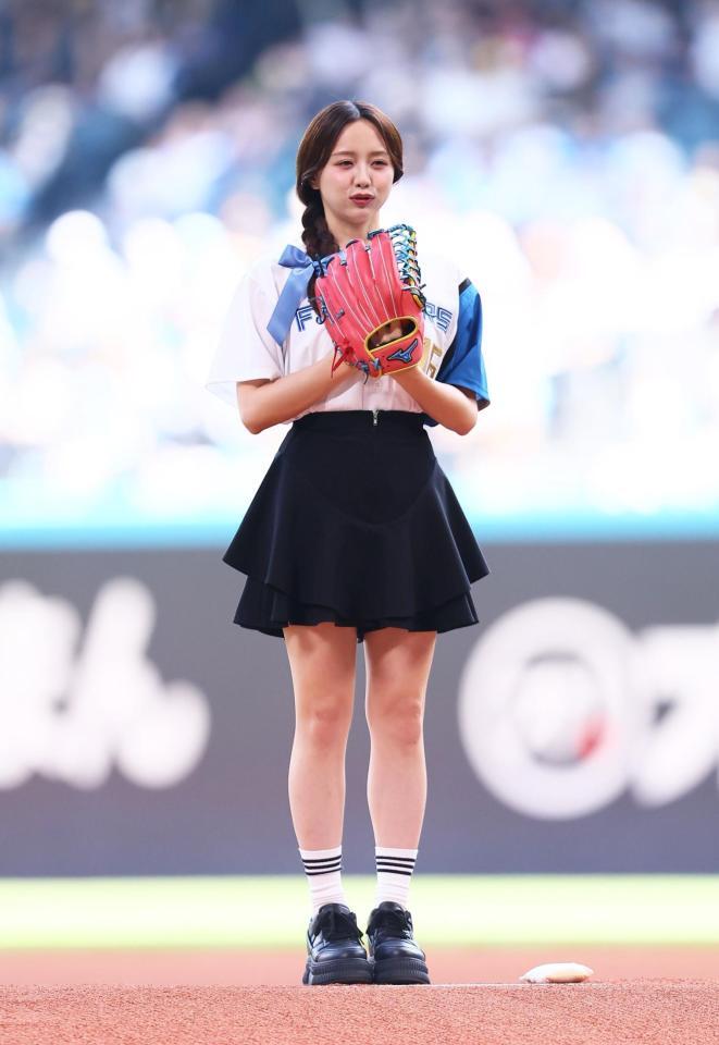 　ファーストピッチセレモニーに登場した森香澄（撮影・中島達哉）