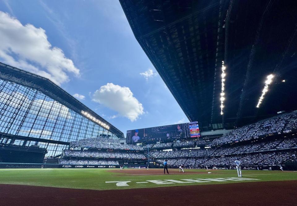 　今季初めて屋根を開けてルーフオープンゲームが行われるエスコンフィールドＨＯＫＫＡＩＤＯ（撮影・中島達哉）