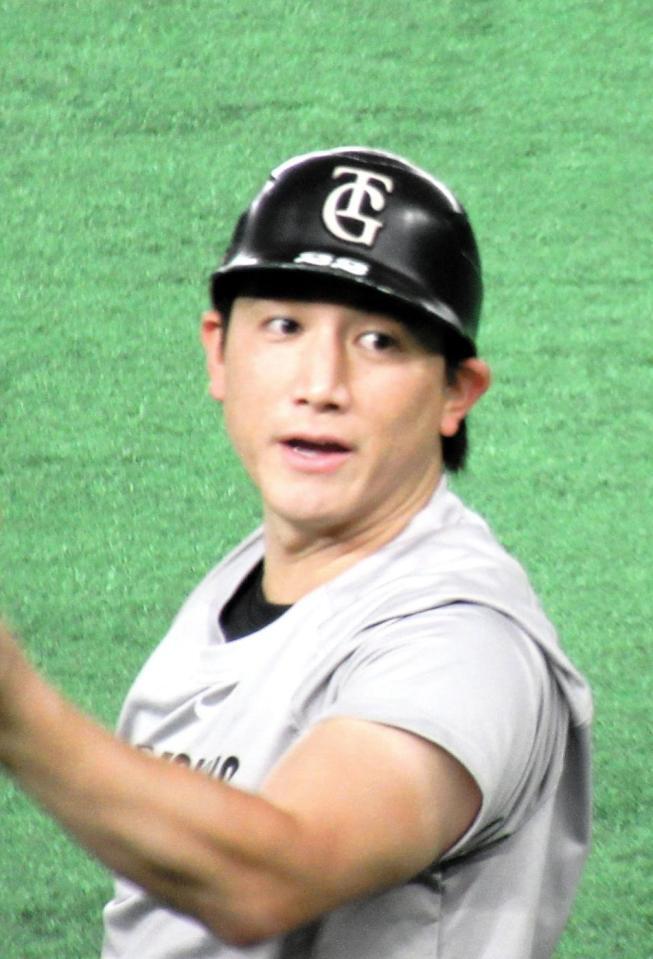 　試合前練習で自慢の強肩を披露した小林