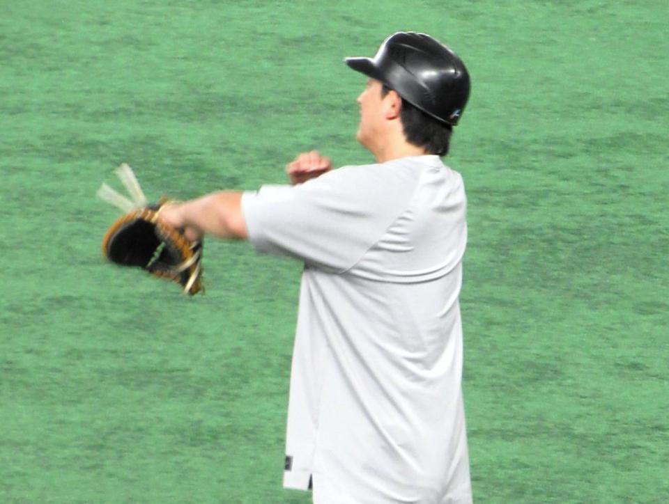 　試合前練習で自慢の強肩を披露した小林