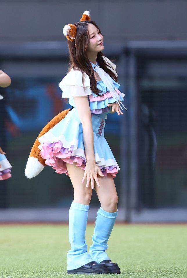 　ファイターズガールと同じ衣装を着て、きつねダンスを踊る森香澄（撮影・中島達哉）