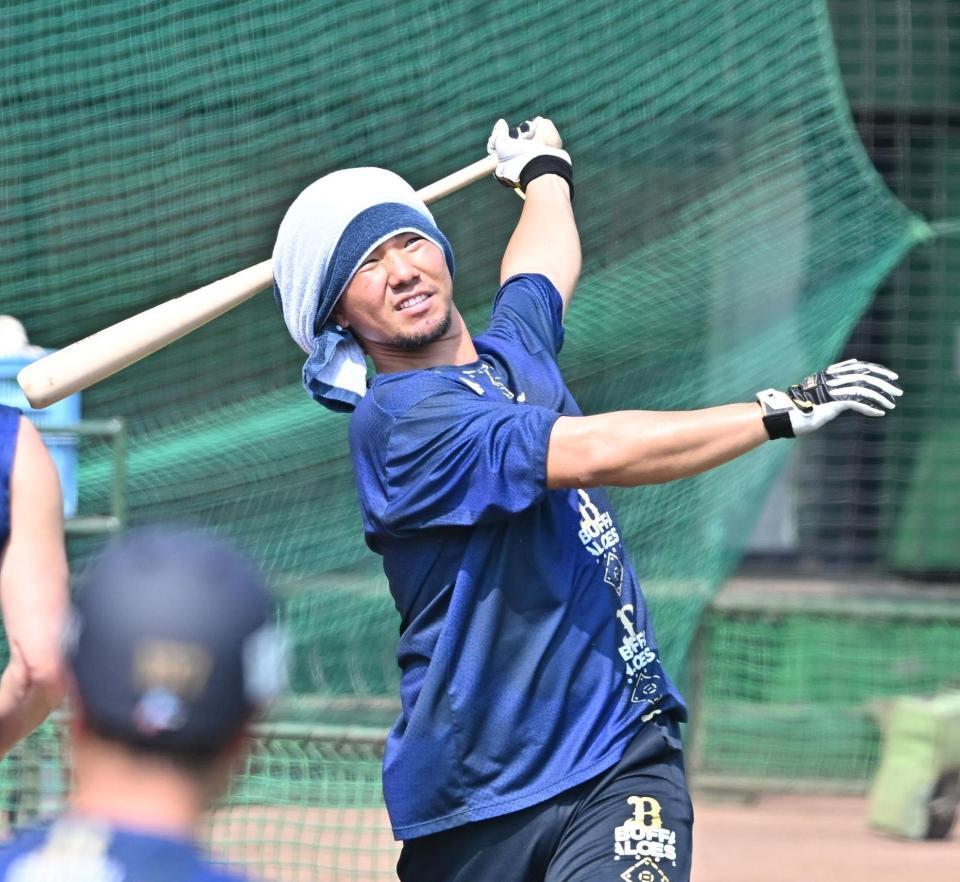 　ロングティーに取り組む頓宮（撮影・西田忠信）