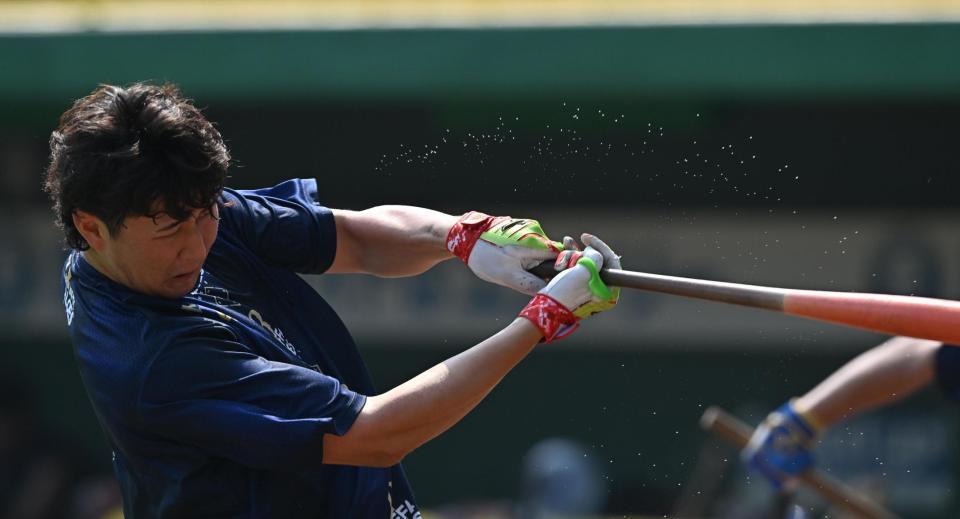 　打撃練習する紅林（撮影・西田忠信）