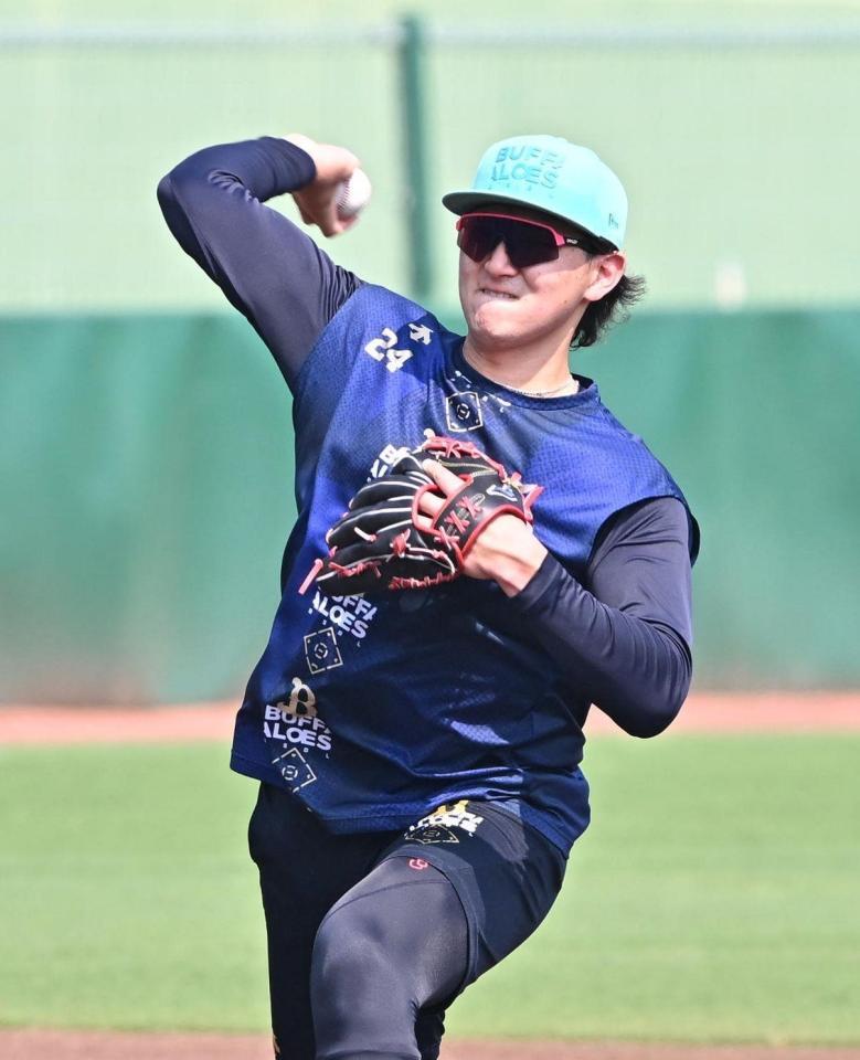 　守備練習する紅林（撮影・西田忠信）