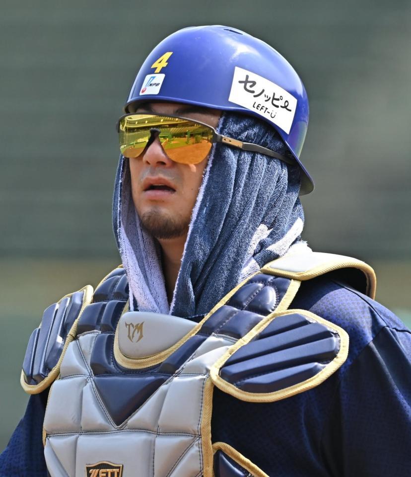 　日差しの対策をする森（撮影・西田忠信）