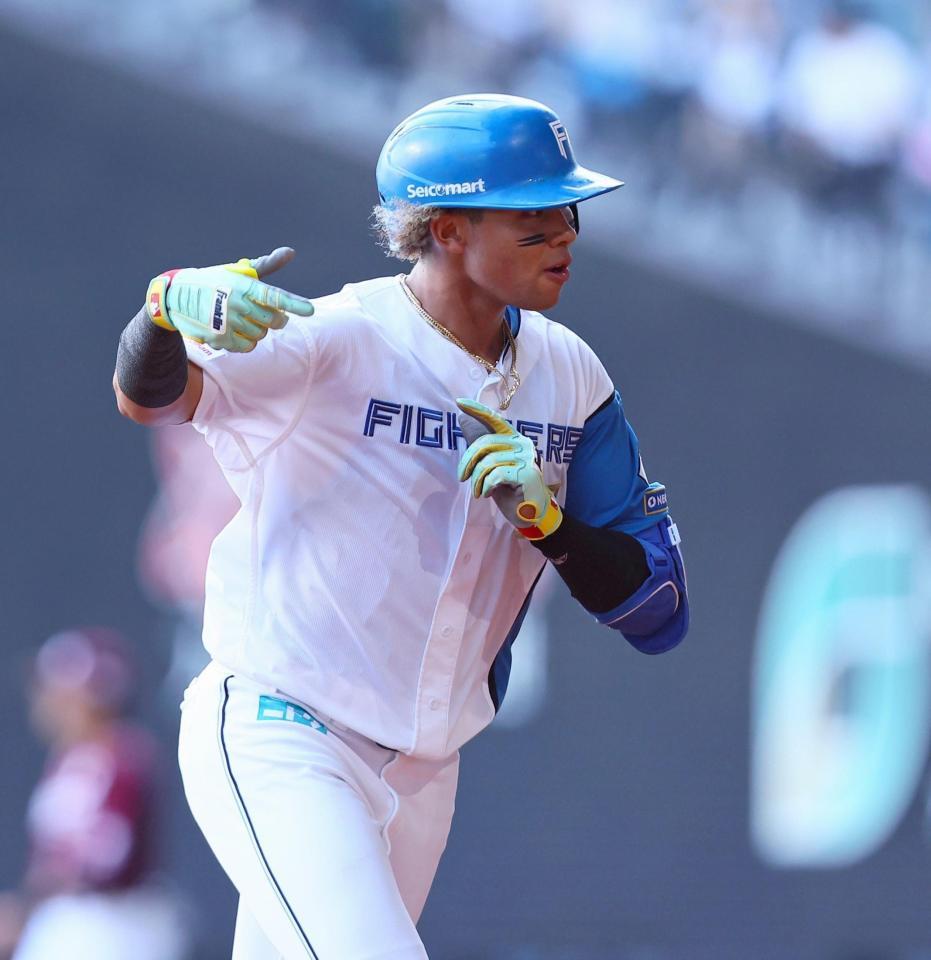 　４回、２ランを放ち、ポーズをとる水谷（撮影・中島達哉）