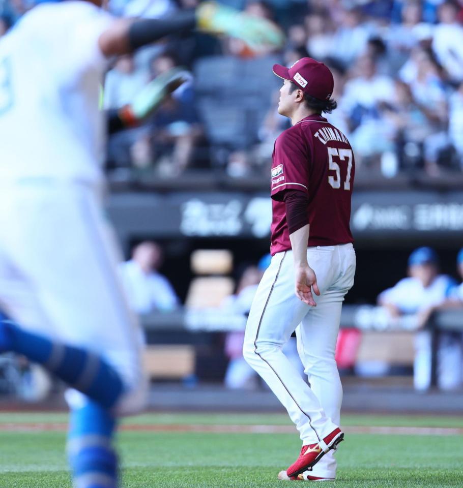 　４回、水谷（左）に２ランを浴びる滝中（撮影・中島達哉）