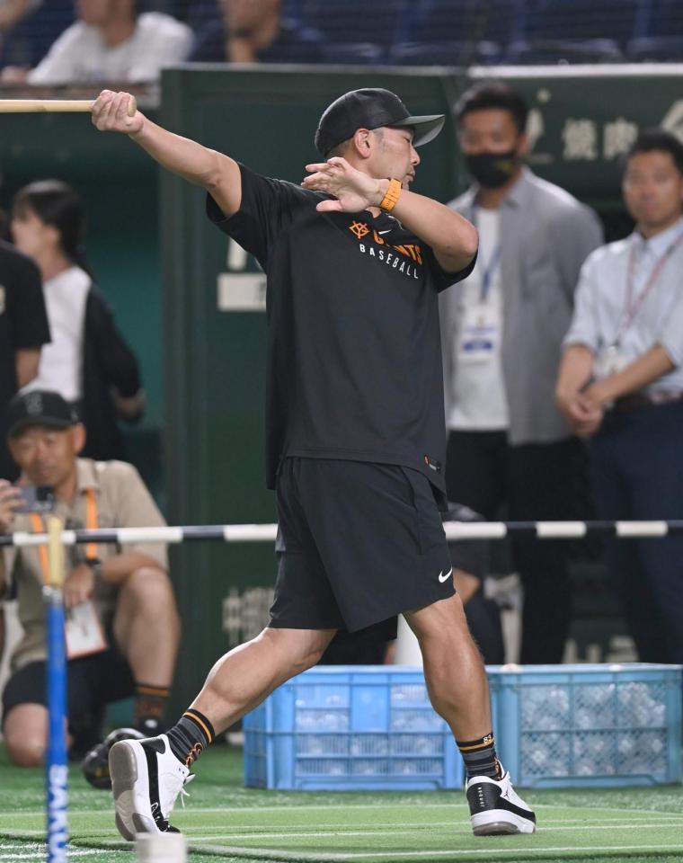 　試合前の練習でティーバッティングを披露する阿部監督（撮影・開出牧）