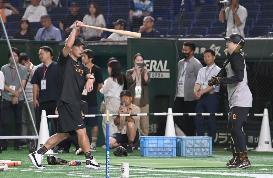 　試合前、泉口（右端）に打撃指導する阿部監督（撮影・開出牧）