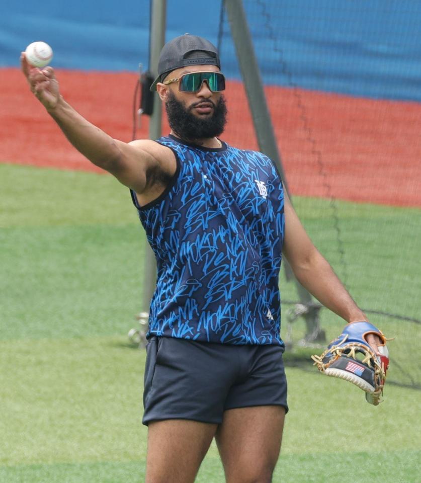 　試合前練習でキャッチボールするジャクソン（撮影・西岡正）