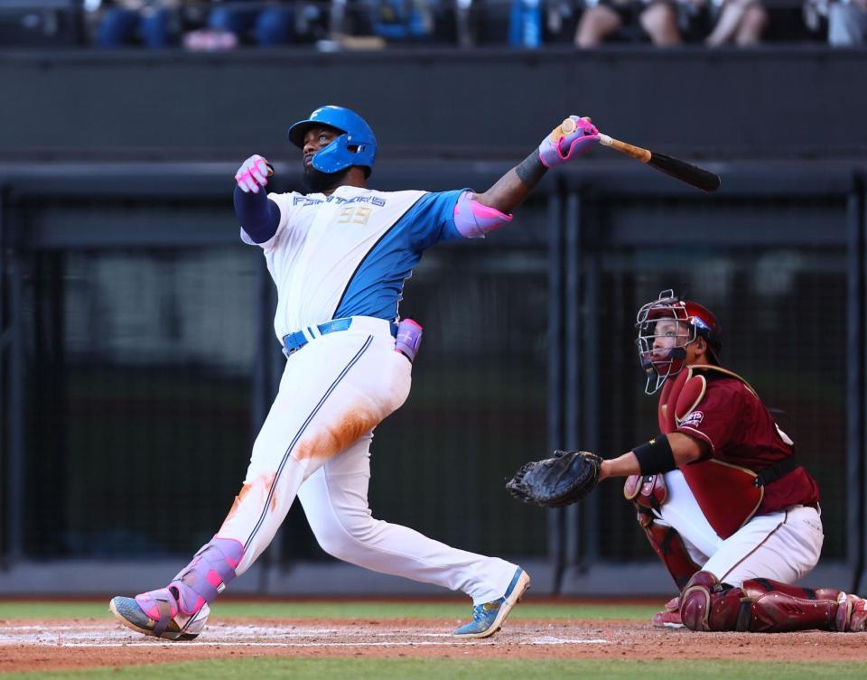 　６回、２ランを放つレイエス（撮影・中島達哉）